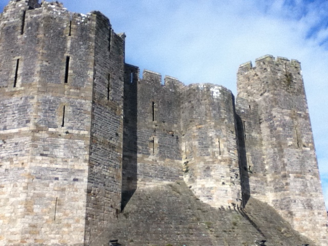 2012-09 Carnarfon Castle walls